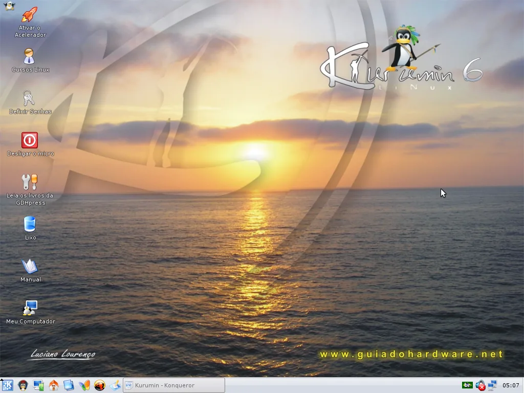 Área de trabalho do Kurumin 6.0 com KDE, ícones em português à esquerda e o logo do Kurumin com o Tux de cocar sobre um pôr do sol no mar